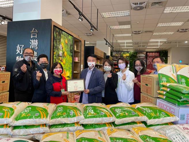 台中市快樂家庭關懷協會創會發起人蔡宗成，透過《愛心白米分享愛》計畫，協助弘道老人福利基金會、財團法人向上社會福利基金會附屬台中光音育幼院等弱勢團體。(主辦單位提供)