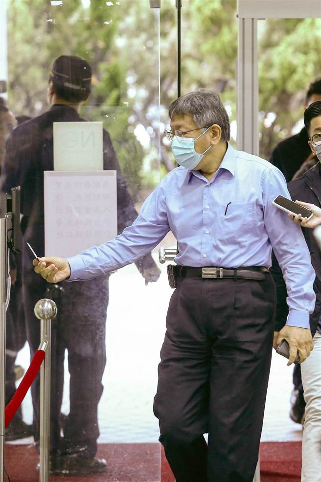 台北市長柯文哲（圖）12日赴市議會備詢，休息時媒體詢問此事，他表示自己有慰留呂瀅瀅，呂事前也有他報告。媒體再追問，呂請辭是否代表綠色連線有出走潮，他則說「不會阿，這有什麼」。（鄧博仁攝）
