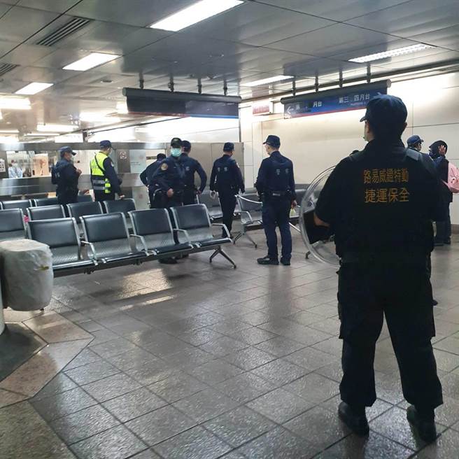 男子自稱帶刀，要對陳時中不利。（陳鴻偉翻攝）