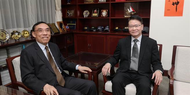 新任调查局长王俊力（右）将于15日交接上任，今下午拜访法务部长蔡清祥。（黄捷摄）
