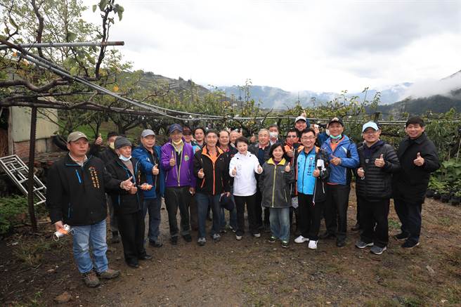 台中市长卢秀燕走访大世纪农场，并听取农民对农业的建言。（王文吉摄）