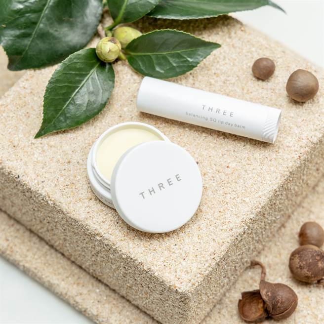 唇膏状的为THREE平衡SQ护唇膏D，圆罐状的为平衡SQ护唇膏N。（图／品牌提供）