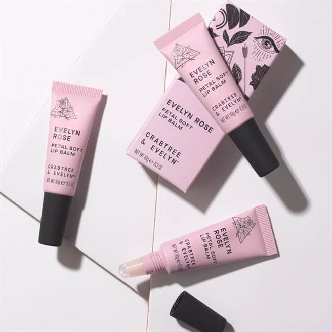 瑰柏翠伊芙琳玫瑰花瓣轻柔护唇膏。（图／品牌提供）