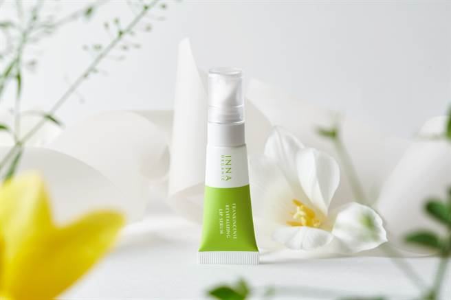 童顏有机乳香抚纹润唇精华。（图／品牌提供）