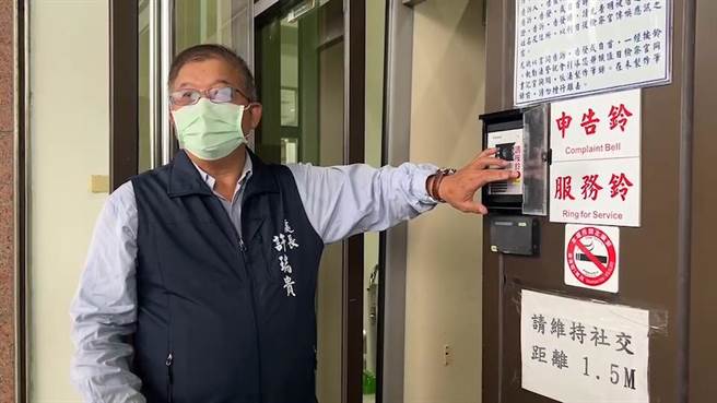 台東縣府建設處長許瑞貴於11月12日前往台東地檢署按鈴控告胡梓康和林參天誣告和妨害名譽。（蔡旻妤攝）