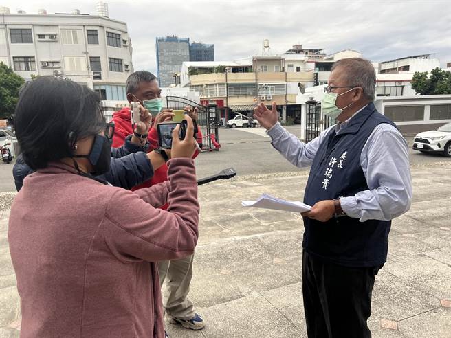 台東縣府建設處長許瑞貴於11月12日接受媒體訪問。（蔡旻妤攝）
