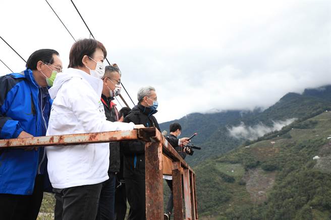 台中市长卢秀燕视察南溪湖1号吊桥修復工程及2号吊桥改建进度。（王文吉摄）