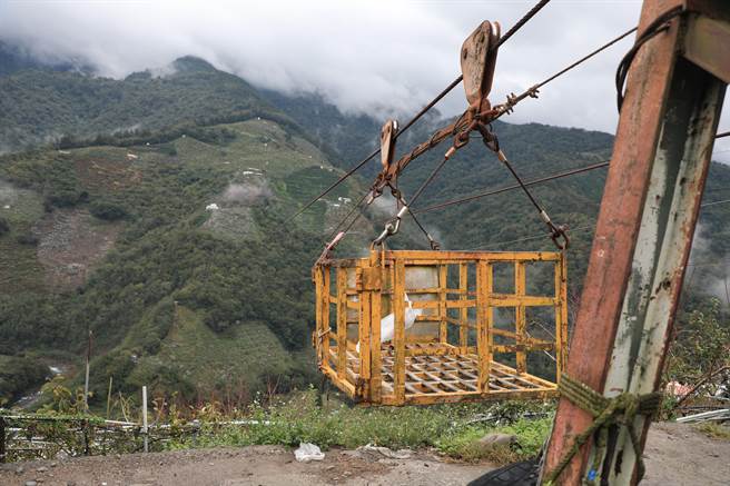环山部落居民往来南湖溪两岸皆透过流笼运送，十分危险。（王文吉摄）