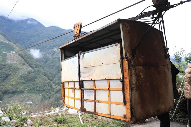 环山部落居民往来南湖溪两岸皆透过流笼运送，十分危险。（王文吉摄）