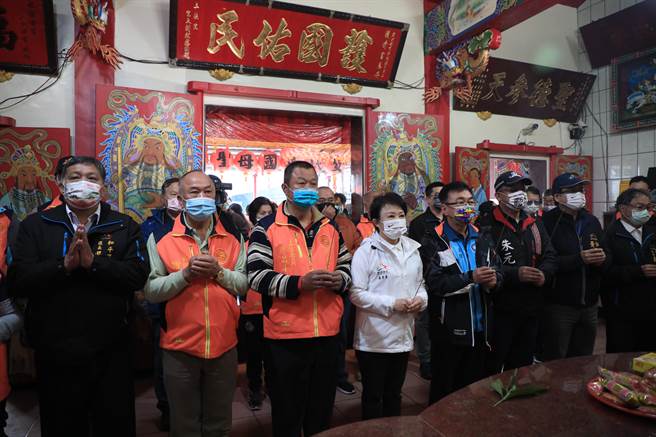 台中市长卢秀燕3度参拜环清宫。（王文吉摄）