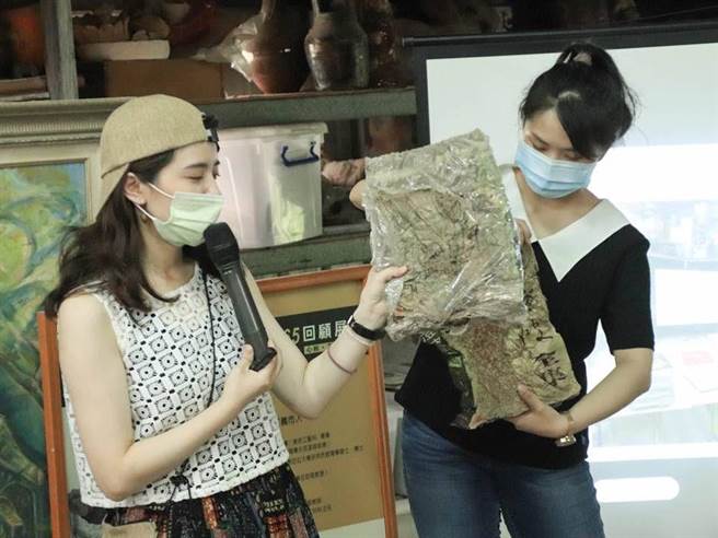 社規師帶領學員思考工作室內的藝術品與社區空間「美」的關係。（嘉義市政府提供）