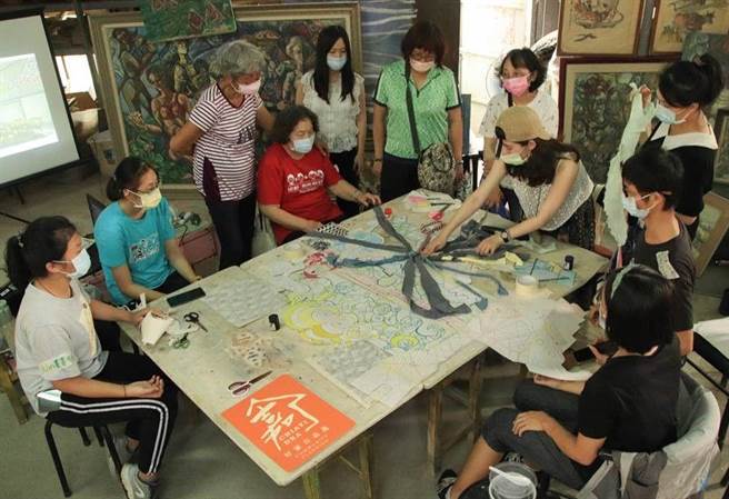 講師陳儀綺帶領學員激盪編織形式。（嘉義市政府提供）