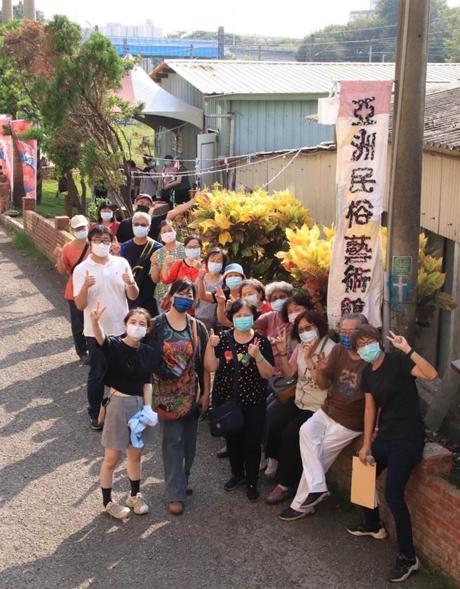 成果展時，社區居民於民藝館招牌前合影。（嘉義市政府提供）