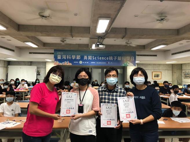 新北市桃子脚国中小近期与臺湾科学教育馆合作，邀请科教馆讲师对国中部学生进行培训，并举办「勇闯Science」闯关活动，动员国中小700位师生参与，藉由闯关卡指引学生，了解生活中隐藏的科学秘密。（桃子脚国中小提供）