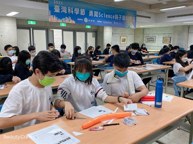 新北市桃子脚国中小近期与臺湾科学教育馆合作，邀请科教馆讲师对国中部学生进行培训，并举办「勇闯Science」闯关活动，动员国中小700位师生参与，藉由闯关卡指引学生，了解生活中隐藏的科学秘密。（桃子脚国中小提供）