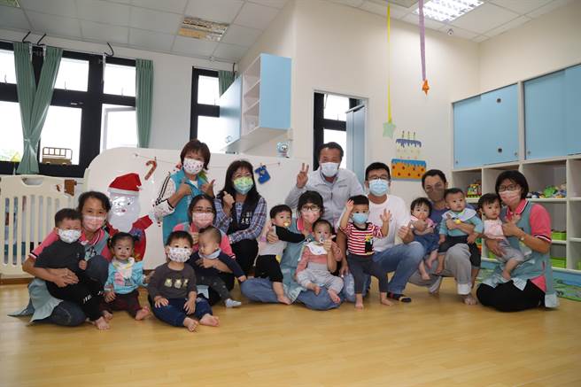 嘉义县长翁章梁（右四）12日到大林公托家园揭牌与现场老师及小朋友合照。（张亦惠摄）