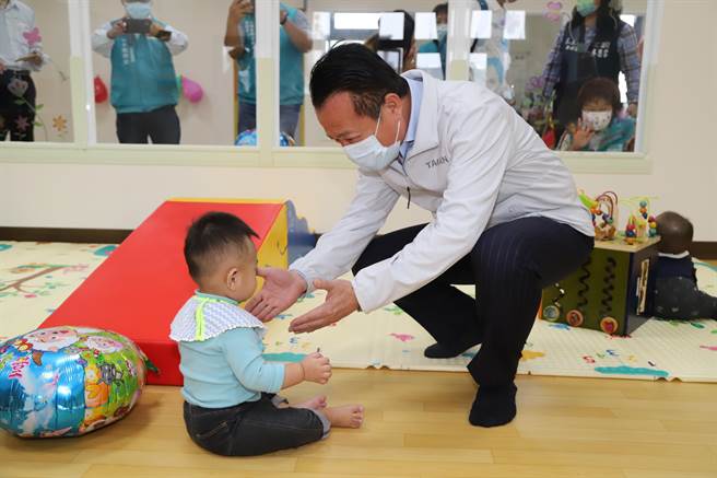 嘉义县长翁章梁（右四）12日到大林公托家园揭牌，并关心现场托育孩童的状况。（张亦惠摄）