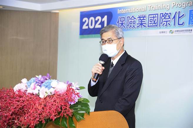 （「2021年保险业国际化关键人才培训班」开训典礼，金管会主委黄天牧到场致辞。图／保发中心提供）