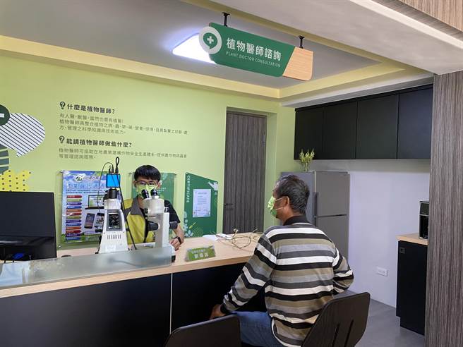 农民到中埔乡农会新设立的资材中心找植物医生谘询作物状况。（张亦惠摄）