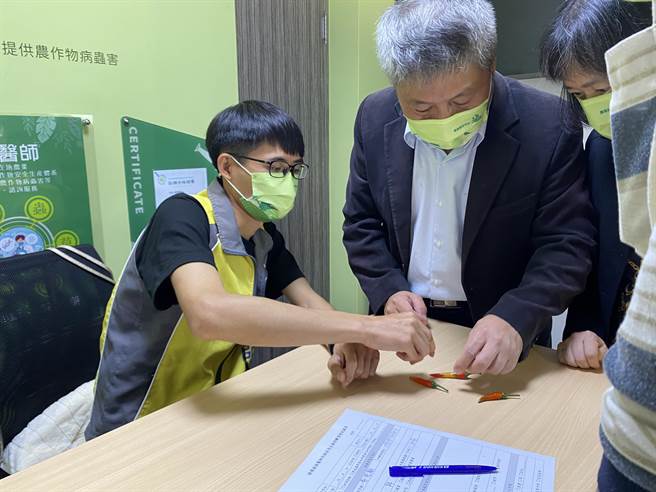 农民到中埔乡农会新设立的资材中心找植物医生谘询作物状况。（张亦惠摄）