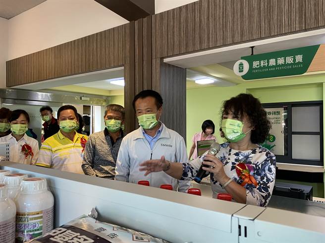 中埔乡农会总干事李碧云（右一）向县长翁章梁导览新设的资材中心。（张亦惠摄）