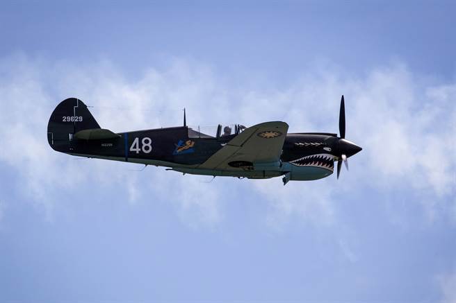 飞虎队不远千里、协助中华民国对日抗战的英勇歷史，至今仍为人津津乐道。图为漆上当年飞虎队涂装、参加美国航空展表演的P-40N。（图／DVIDS）