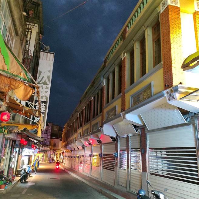 金门大学建筑学系老师李俊凯以「闽南金门陈大宗12铺老街改造项目」拿下亚太华人设计邀请赛「华腾奖」第一名「金钻奖」。（李金生摄）