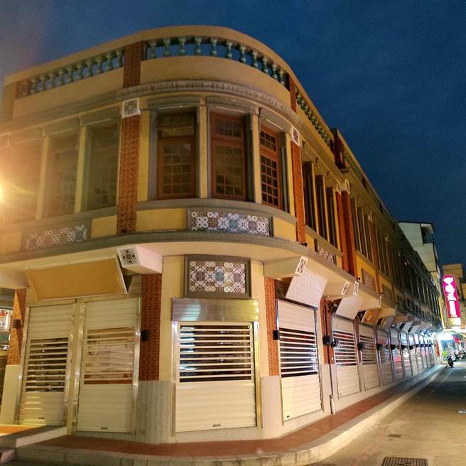 闽南金门陈大宗12铺老街兼顾改造与风貌维护，成果获得肯定。（李金生摄）