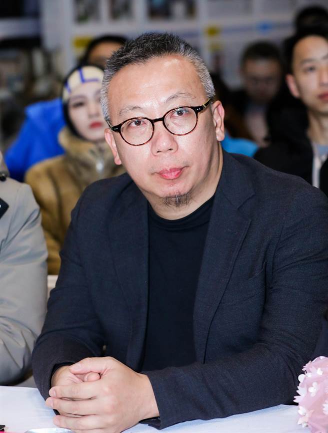 金门大学建筑学系老师李俊凯以「闽南金门陈大宗12铺老街改造项目」拿下亚太华人设计邀请赛「华腾奖」第一名「金钻奖」。（金大提供）