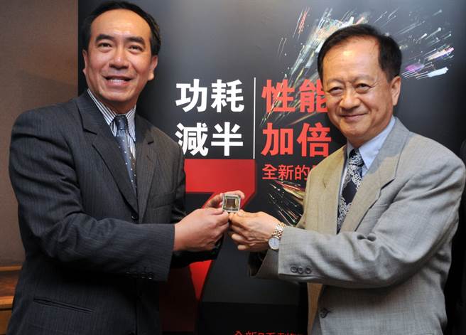 蒋尚义（右）离开中芯。（图／报系资料照）