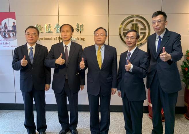 台银董事长吕桔诚(中)、台湾金控魏总经理江霖(左二)、台银总经理许志文(左一)、副总朱永榕(右一)及数位金融部经理卢建志(右二)一同出席数位金融部揭牌仪式。(图／台银提供)
