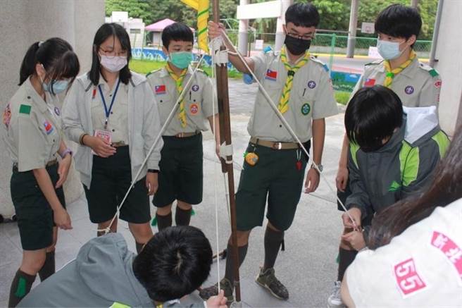 新北市教育局长期推动「校校有童军」政策，达观国中小童军55团及幼童军246团因此孕育而生，两社团由永和店仔街福德宫长期资助活动经费。（校方提供）