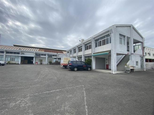 百桂食品往外扩张，仓库和包装工厂两栋建筑都在农地上，不符使用地目，彰化县政府已勒令停工。（彰化县政府提供／吴敏菁彰化传真）