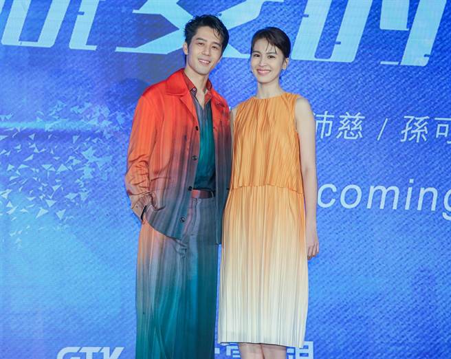 胡宇威(左)与曾沛慈为戏造势。(粘耿豪摄)