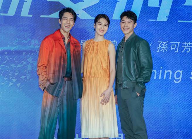 胡宇威(左起)、曾沛慈、吴岳擎为戏造势。(粘耿豪摄)