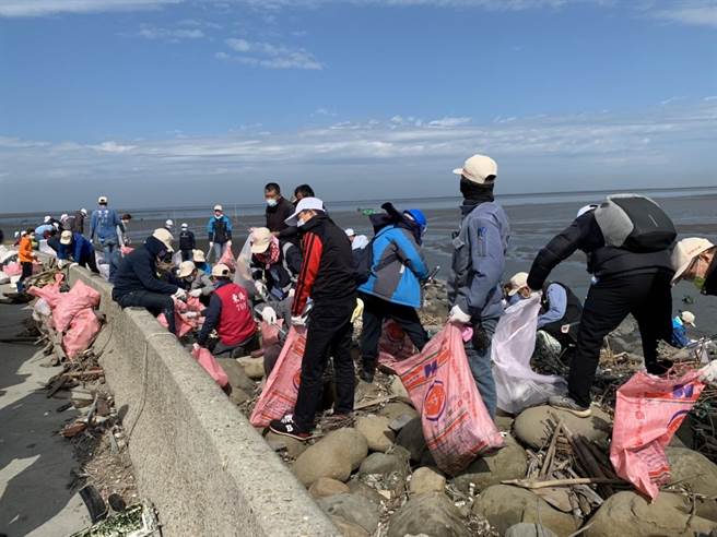 台塑企業12日發動200多名志工到濁水溪出海口的許厝寮漁港淨灘，又清出2400多公斤垃圾廢棄物。（台塑企業提供）