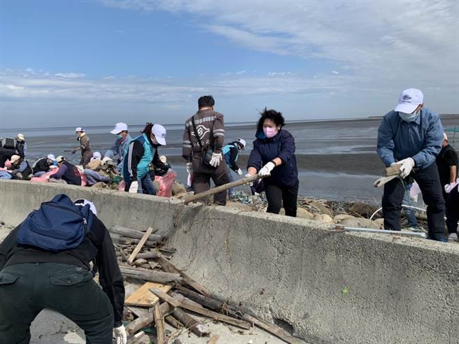 台塑企業12日發動200多名志工到濁水溪出海口的許厝寮漁港淨灘，又清出2400多公斤垃圾廢棄物。（台塑企業提供）