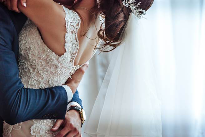 新娘的前男友在婚礼当天不请自来，还与新娘深情拥抱，完全没把站在一旁的新郎放在眼里。（示意图／达志影像）