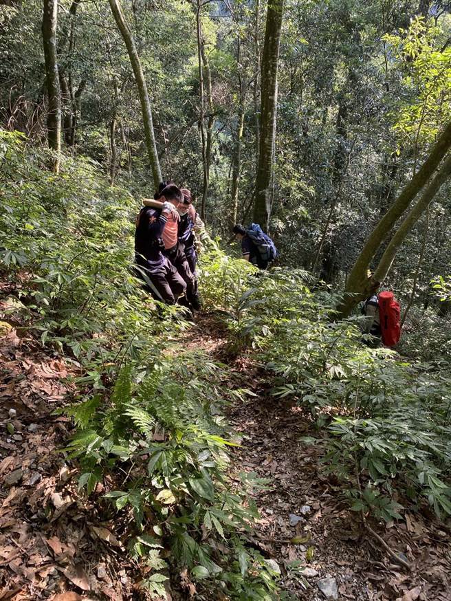 山難頻傳，消防救難人員疲於奔命，縣府將發獎勵金。（南投縣消防局提供／廖志晃南投傳真）