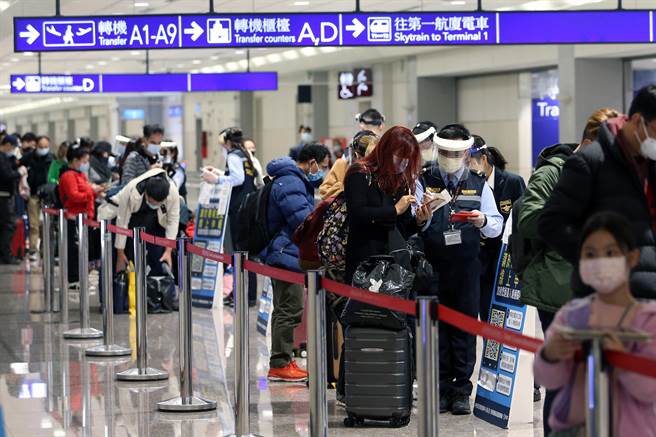 观光局昨日下午「防疫旅宿查询平台（https：／／taiwan.taiwanstay.net.tw／covhotel／）」上线，以红黄绿灯号显示12月25日到明年1月31日防疫旅馆空房情况。本报实际查询发现，除了新北市维持天天满房之外，台南1天之内从空房居多变成几乎都满房，是最多人抢防疫旅馆的县市。图为桃园机场入境旅客。（陈麒全摄）