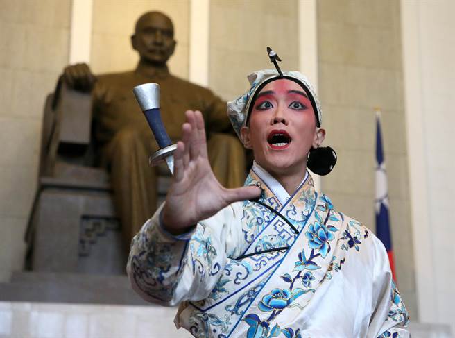 纪念国父诞辰156周年，国立国父纪念馆举辨系列活动，除邀请来自世界各地千余人向国父铜像致敬外，12日的开幕启动仪式，首次和国光剧团合作，推出广为人知的「三岔口」演出，以剧中暗夜迎光对打形象来纪念国父建国的革命精神，替系列活动揭开序幕。（赵双杰摄）