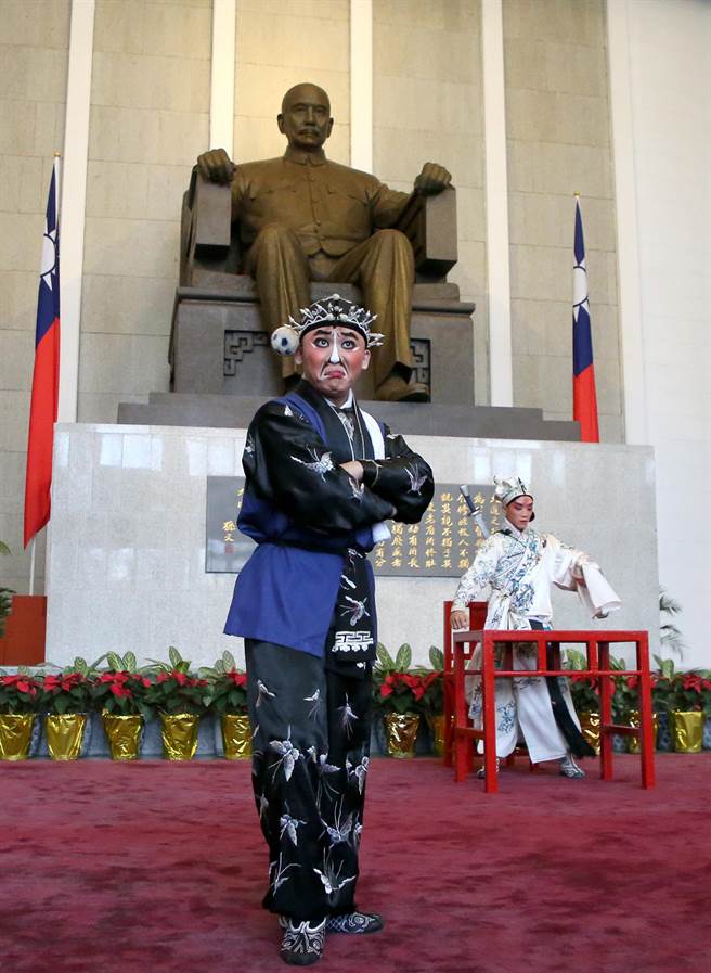 12日的开幕启动仪式，首次和国光剧团合作，推出广为人知的「三岔口」演出，以剧中暗夜迎光对打形象来纪念国父建国的革命精神，替系列活动揭开序幕。（赵双杰摄）