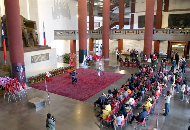 12日的开幕启动仪式，首次和国光剧团合作，推出广为人知的「三岔口」演出，以剧中暗夜迎光对打形象来纪念国父建国的革命精神，替系列活动揭开序幕。（赵双杰摄）