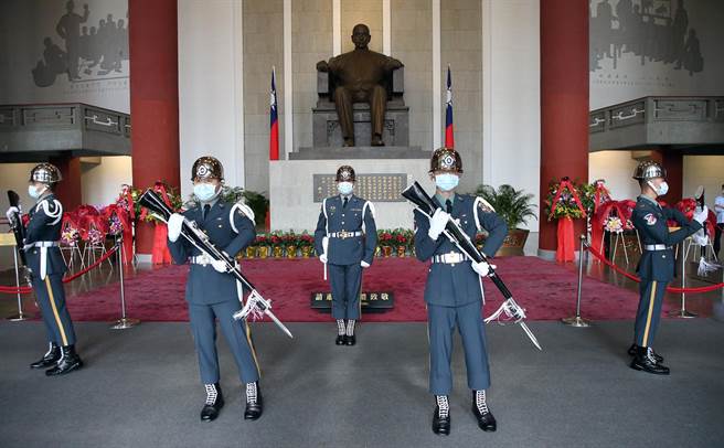 国父纪念馆举辨系列活动，12日举行开幕启动仪式，在国父纪念馆大厅内的仪队，一如以往的进行交接，吸引大家的目光。（赵双杰摄）