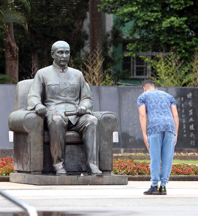 国父纪念馆12日举辨系列活动缅怀国父，有民眾向国父铜像鞠躬致意。（赵双杰摄）