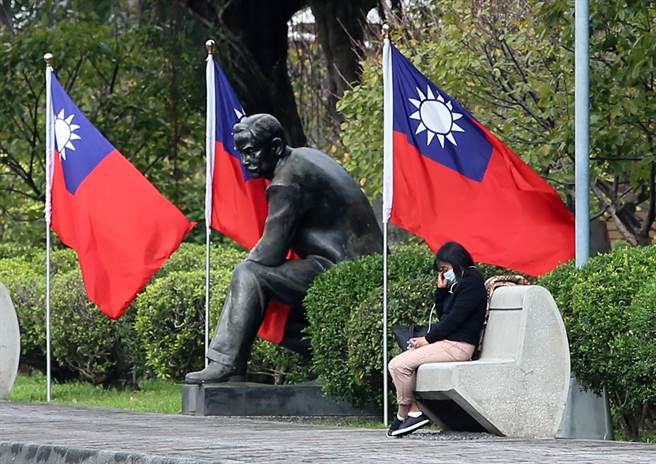 国立国父纪念馆12日举辨系列活动缅怀国父，馆内摆满国旗向国父致意。（赵双杰摄）