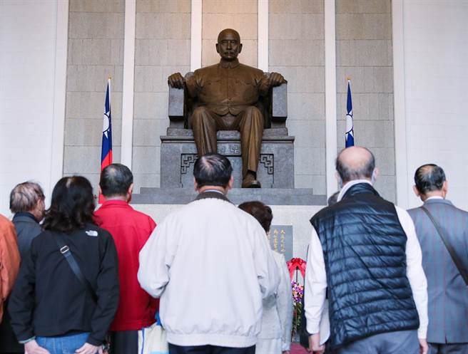 民眾12日前往台北国父纪念馆，为孙中山156周年诞辰纪念日致意。（罗永铭摄）