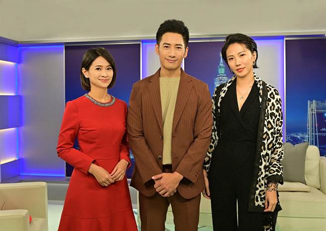 大牙、周孝安与《台湾名人堂》主持人侯乃榕合影。（台视提供） 。（台视提供）