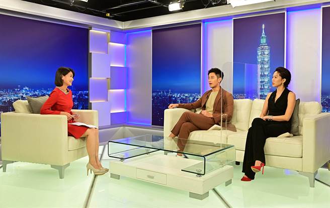 大牙、周孝安上侯乃榕主持的《台湾名人堂》。（台视提供）