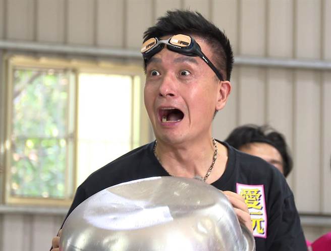 小钟看到脸盆被打凹惊呆。（台视提供）